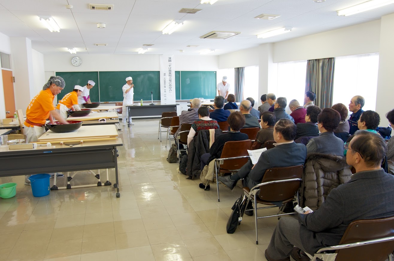 そば打ちの実演模様・受講者は自由に見学します